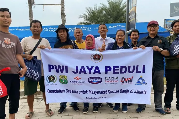 Persatuan Wartawan Indonesia (PWI) Jaya melalui PWI Jaya Peduli menyalurkan bantuan kepada warga korban banjir di Semanan, Jakarta Barat. (Dok. PWI Jaya Peduli)