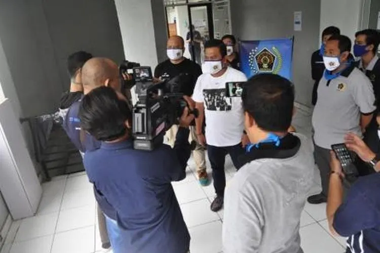 Persatuan Wartawan Indonesia (PWI) Kota Bandung membagikan ratusan paket sembako bagi warga terdampak Covid-19 menjelang pemberlakuan Pembatasan Sosial Berskala Besar (PSBB) di Kota Bandung pukul 00.00 WIB, Rabu (22/4/2020).