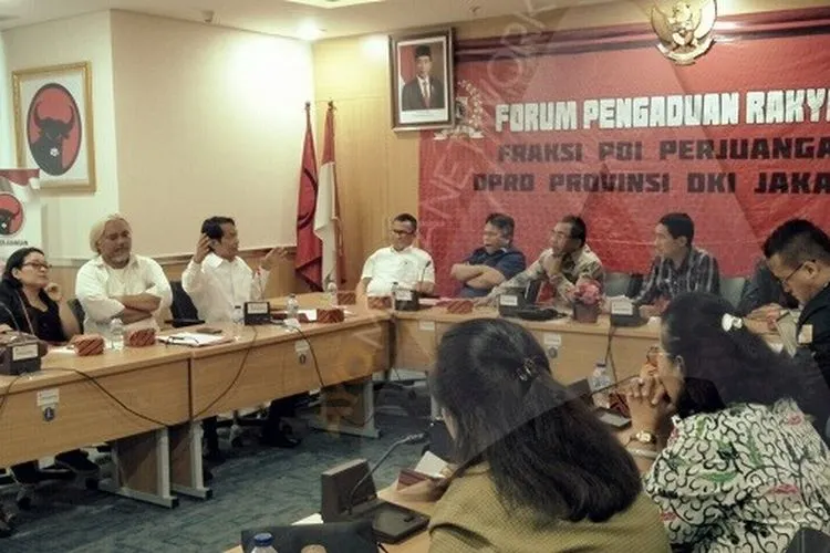 Radhar Panca Dahana saat menyampaikan aspirasi di Fraksi PDIP DPRD DKI Jakarta soal pembangunan hotel di TIM (Ayojakarta.com -- Aprilia Rahapit)