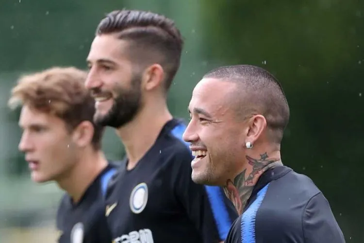 Penggawa Inter Milan berdarah Indonesia, Radja Nainggolan terkonfirmasi positif Covid-19. (twitter)