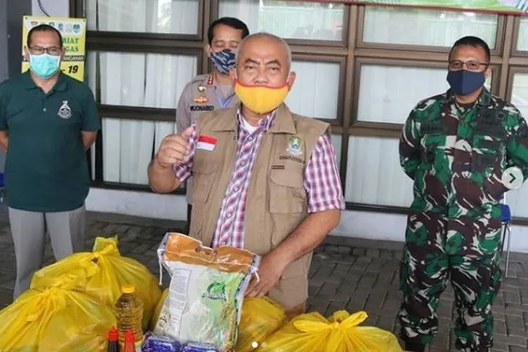 Walikota Bekasi Rahmat efefendi saat membagi sembako tahap 1 pada 18 April di Bekasi. instagram: @bangpepen03