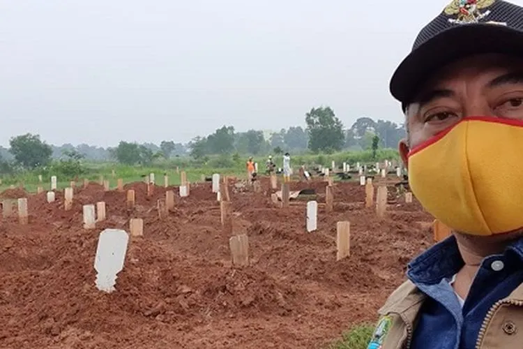 Wali Kota Bekasi, Rahmat Effendi, saat berada di pemakaman khusus pasien Covid-19.