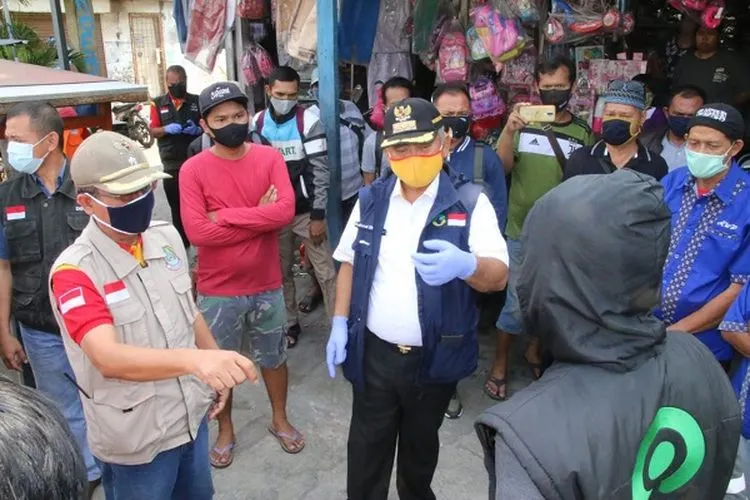 Wali Kota Bekasi, Rahmat Effendi, mendatangi Pasar Wisma Asri, Bekasi Utara, untuk menjelaskan sendiri hasil tes COVID-19 terhadap para pedagang. (Humas Pemkot Bekasi/Derry)