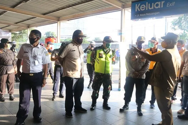 Wali Kota Bekasi, Rahmat Effendi (kanan), meninjau tiga lokasi pemantauan Pembatasan Sosial Berskala Besar (PSBB) di Kota Bekasi, Senin (20/4/2020). (Ayobekasi.net/Firda Puri Agustine)