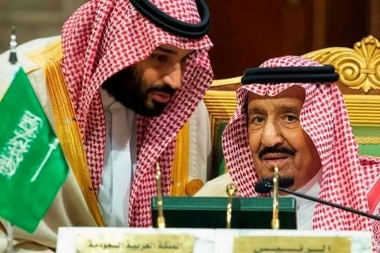Raja Arab Saudi Salman (kanan) dan Putra Mahkota Mohammed bin Salman. (AP / via VOA)