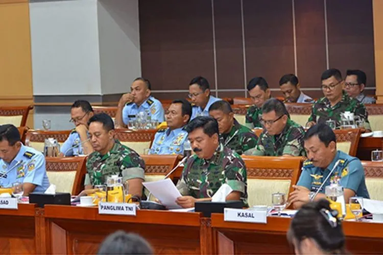 Panglima TNI Hadi Tjahjanto didampingi kepala staf tiga matra dalam rapat kerja dengan Komisi I DPR, Jakarta, Rabu (6/11/2019)/Puspen TNI