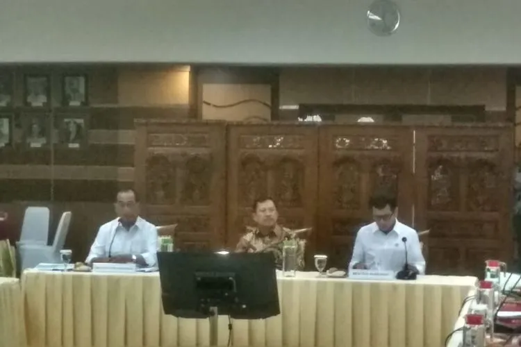 Dari kiri: Menteri Perhubungan, Budi Karya Sumadi; Menteri Kesehatan, Terawan Agus Putranto; dan Menteri Pariwisata, Wishnutama Kusubandio, menggelar rapat kordinasi menyikapi wabah virus Corona di Kantor Kementerian Perhubungan, Jakarta. (Ayojakarta.com/Hendy Dinata)