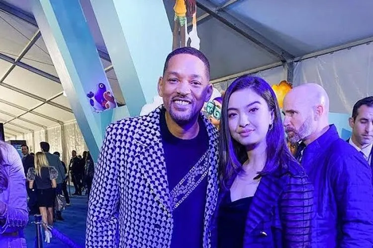 Raline Shah berfoto bersama Will Smith dalam World Premiere film “Spies in Disguise” di El Capitan Theater di Hollywood, California. (Foto: Disney Indonesia)