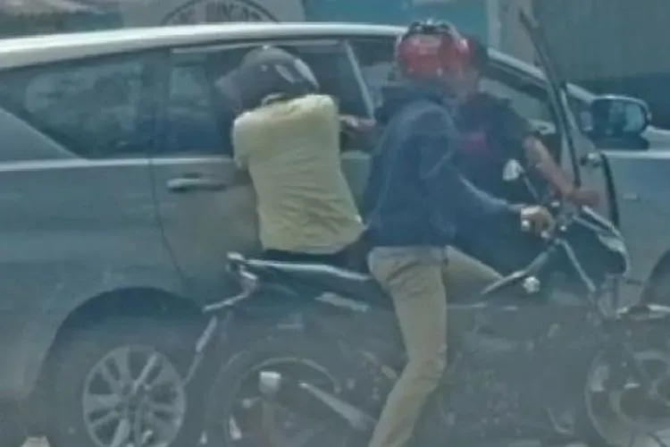 cuplikan tangkap layar dari video rekaman perampok pecah kaca di depok yang beredar di media sosial. dok