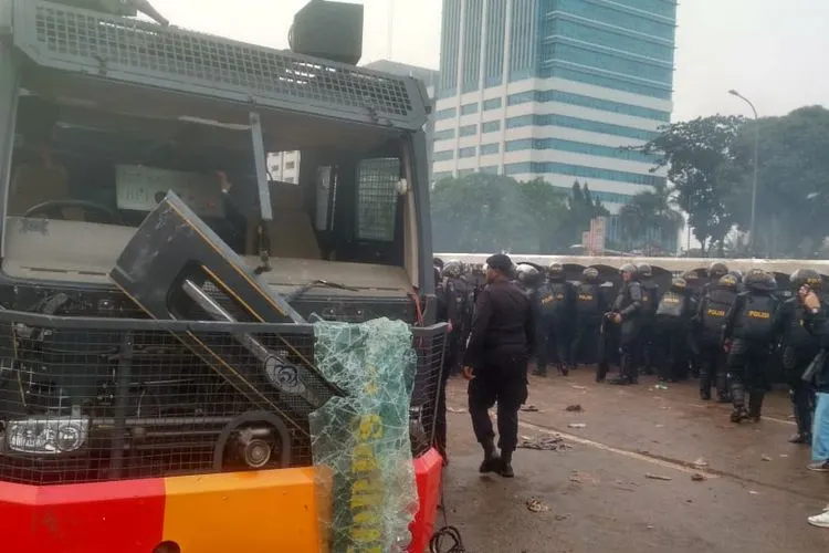 Armored Water Cannon (AWC) rusak parah akibat bentrokan antara kepolisian dengan mahasiswa di depan gerbang utama DPR, Senayan, Jakarta Pusat, Selasa sore (24/9/2019)/Ayojakarta.com