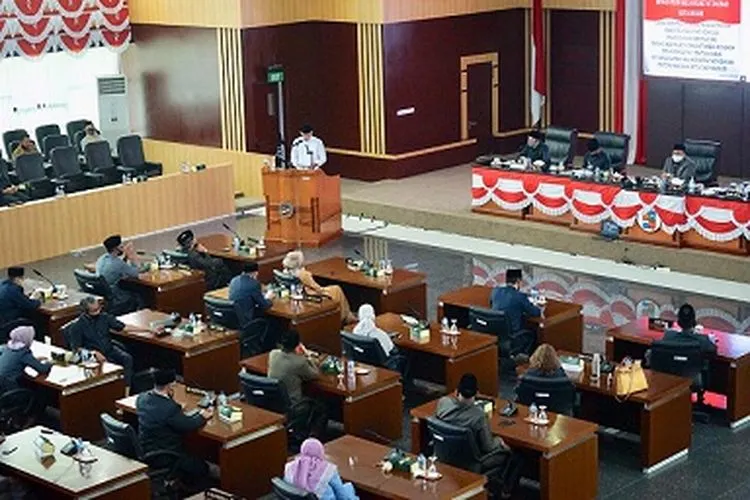 Wali Kota Bogor, Bima Arya saat memberikan pendapat akhir di Rapat Paripurna, Gedung DPRD Kota Bogor, Senin (31/8/2020). (dok)