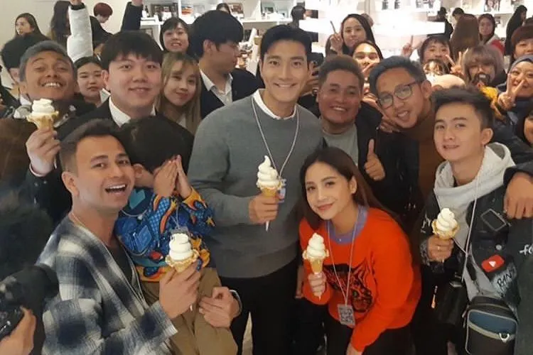 Raffi Ahmad dan Nagita Slavina bersama Siwon dan NCT Dream (Instragram/@raffinagita1717)