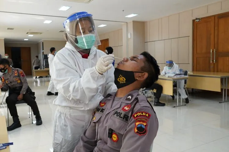 Polda Jateng lakukan rapid dan swab test untuk personel pengamanan Pilkada Serentak 2020. (dok Humas Polda Jateng)