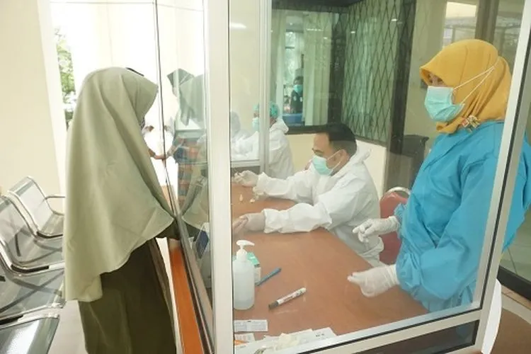 Sejumlah santri Ponpes Gontor melakukan rapid test yang diadakan Dinas Kesehatan Kabupaten Bekasi (foto Humas Pemkab Bekasi )