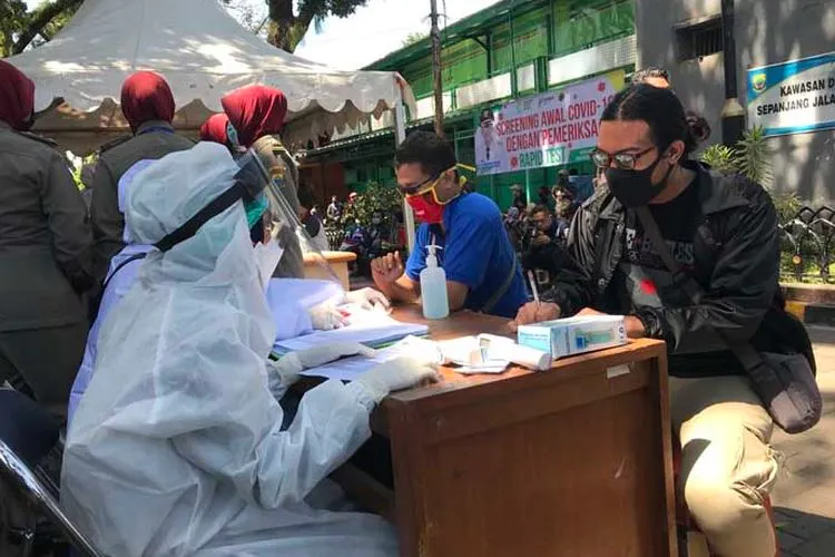 Warga Kabupaten Cianjur mengikuti rapid test di Bomero Citywalk, Sabtu (16/5/2020). (Ayobandung.com/M Ikhsan)