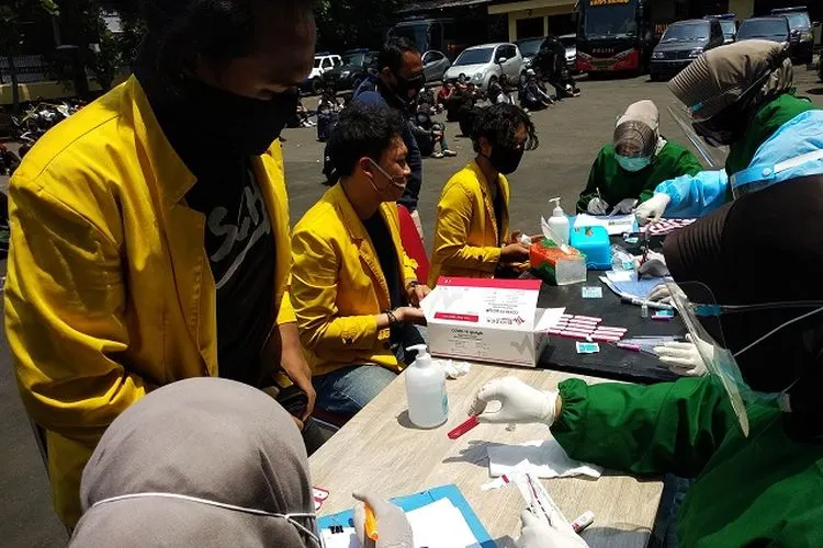 Rapid test dilakukan kepada peserta aksi. (Ayobandung/Fichri Hakiim)