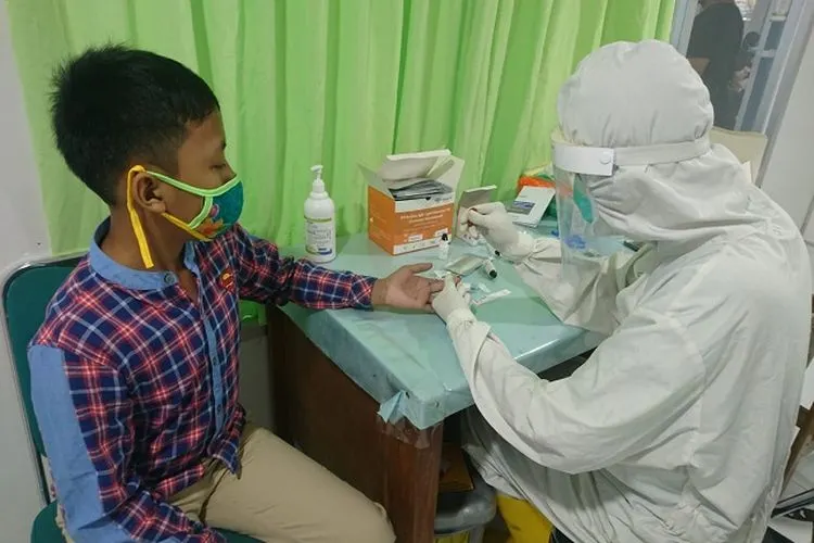 Seorang santri menjalani rapid test di RS Kontainer, RS Kartika Pulomas (Dompet Dhuafa)