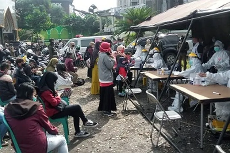 Ribuan wisatawan menjalani rapid test, Kamis (29/10/2020). (dok)