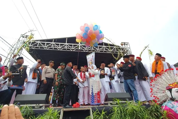 Anggota DPD yang juga Ketum Bang Japar Fahira Idris membuka Festival Seni Budaya 1000 Silat/Bang Japar