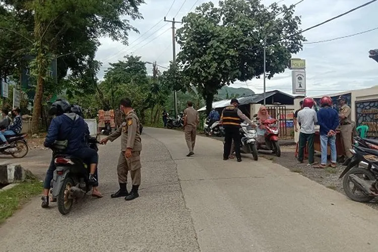 Operasi masker sasar titik keramaian di Cigudeg Bogor. (dok)