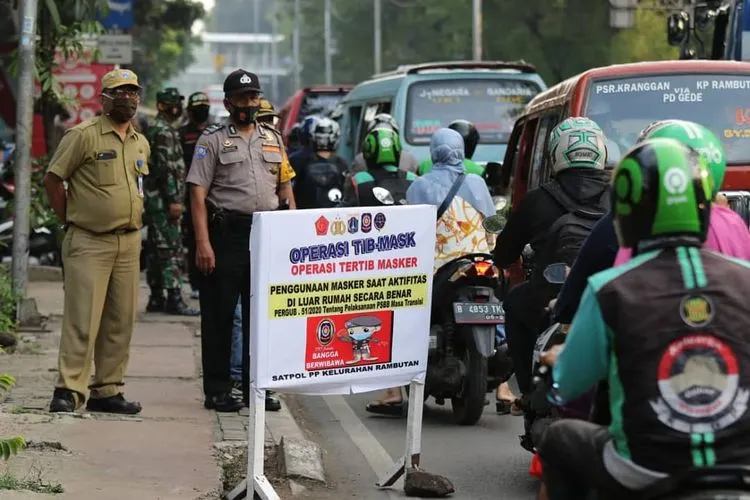 Satpol PP DKI Jakarta menggelar Operasi Tertib Masker (Operasi Tibmask) di Jalan Raya Bogor, Kecamatan Ciracas, Jakarta Timur, Senin (10/8/2020). (dok Instagram Satpol PP DKI)