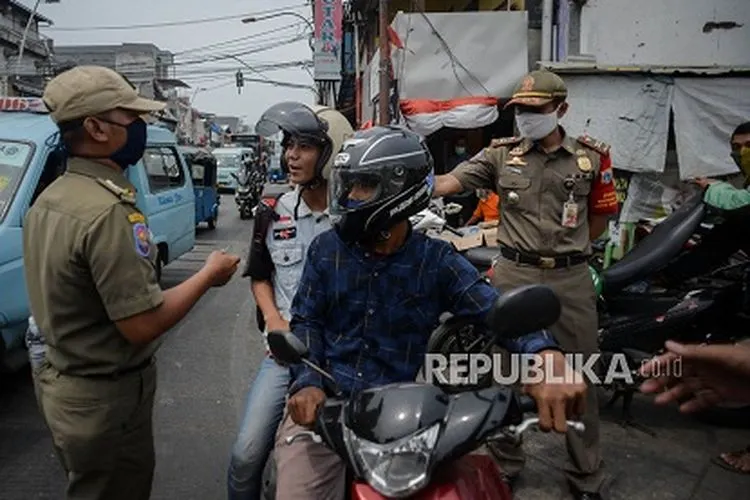 Petugas Satpol PP melakukan razia masker di kawasan Jatinegara, Jakarta (ilustrasi) Foto: Republika/Thoudy Badai