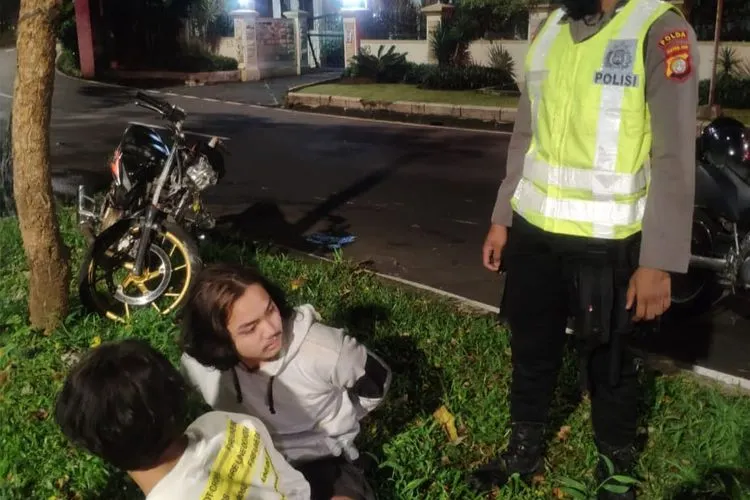 Polisi mengamankan dua pelaku penabrak petugas saat razia PSBB di Cilandak, Jakarta Selatan, Sabtu (9/5/2020)