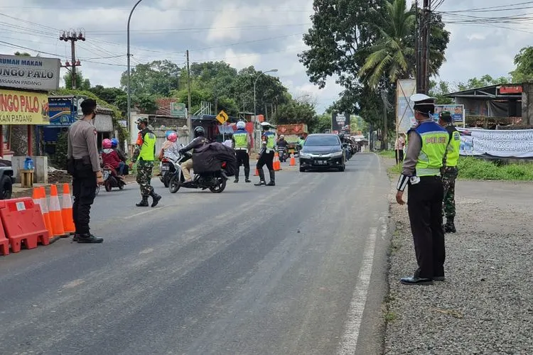 Petugas gabungan melaksakan giat penyekatan kendaraan di Pos Cikunir Kecamatan Singaparna. (Ayotasik.com/Irpan Wahab)