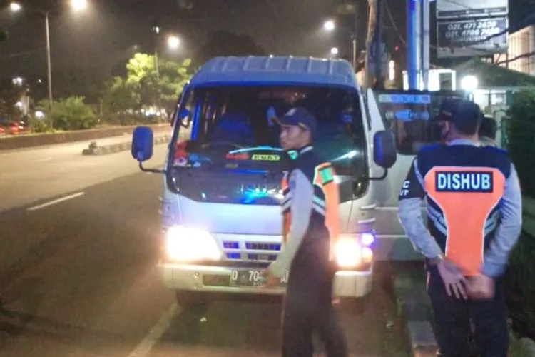Razia pemudik dilakukan Sudin Perhubungan Jakarta Utara dengan memberhentikan mobil-mobil minibus jenis Elf. (Sudin Kominfotik Jakut)