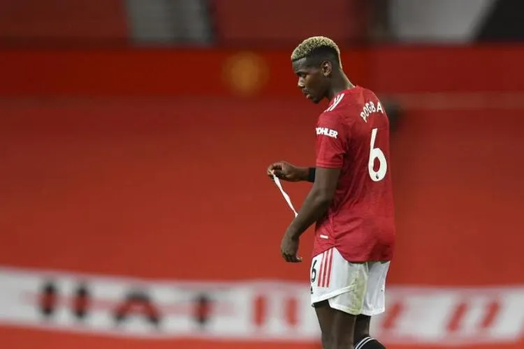 Reaksi Gelandang Manchester United, Paul Pogba pada laga Liga Primer Inggris melawan Arsenal di Old Trafford, Senin (2/11) dini hari WIB. United kalah 0-1.  Foto: EPA-EFE/Paul Ellis