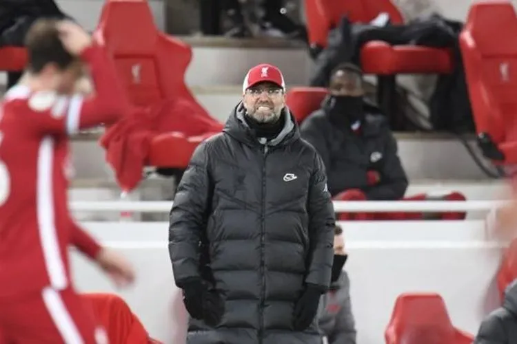 Reaksi manajer Liverpool Jurgen Klopp di pinggir lapangan saat menemani timnya menghadapi Burnley dalam laga lanjutan Liga Inggris di stadion Anfield, Liverpool, Jumat (22/1/2021) dini hari WIB. [PETER POWELL / POOL / AFP].