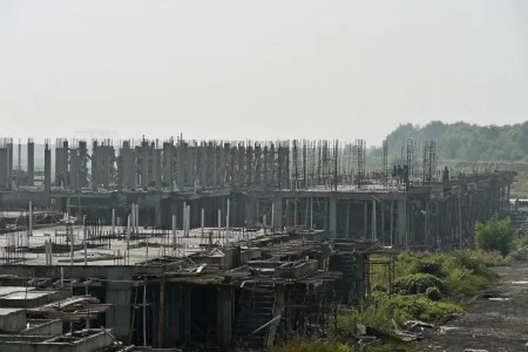 Pembongkaran reklame yang berdiri di lahan fasos fasum dan tidak perpanjang izin (utara.jakarta.go.id)
