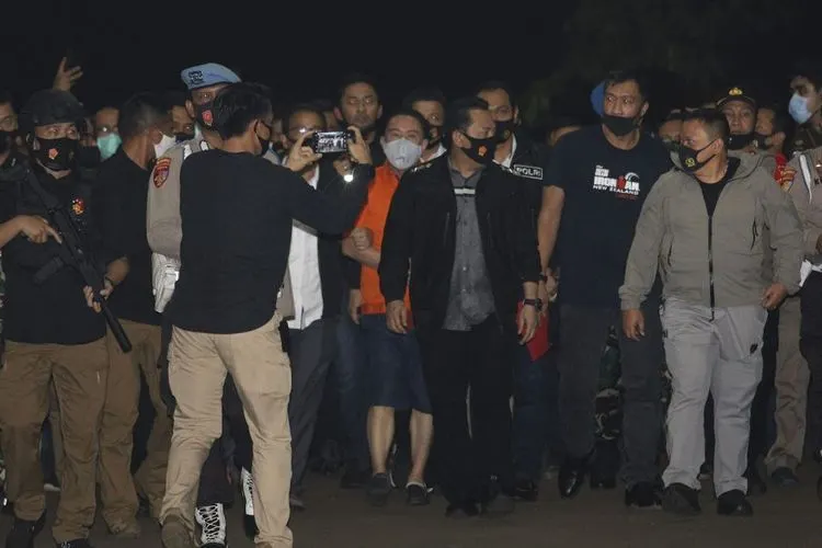 Petugas kepolisian membawa buronan kasus korupsi pengalihan hak tagih (cessie) Bank Bali Joko Soegiarto Tjandra alias Djoko Tjandra yang ditangkap di Malaysia setibanya di Bandara Halim Perdanakusuma, Jakarta, Kamis (30/7/2020). (Suara.com/Angga Budhiyanto)