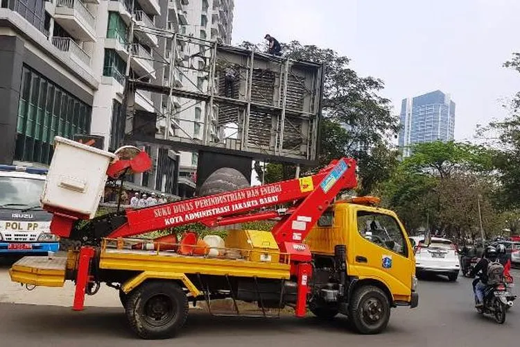 Ilustrasi penertiban reklame/barat.jakarta.go.id