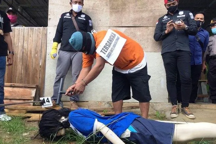 Adegan tersangka S menghantamkan palu ke kepala korban hingga tewas. (Batamnews/Adi)
