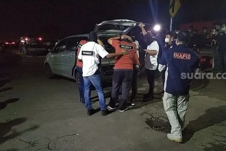 Salah satu adegan rekonstruksi bentrok polisi vs laskar FPI di tol Jakarta Cikampek, Senin (14/12/2020) dini hari WIB. (Suara.com/Tio)