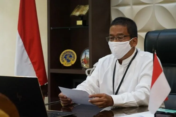 Rektor UNS, Prof Jamal Wiwoho dalam jumpa pers secara daring, Senin (27/4/2020). (dok Humas UNS)