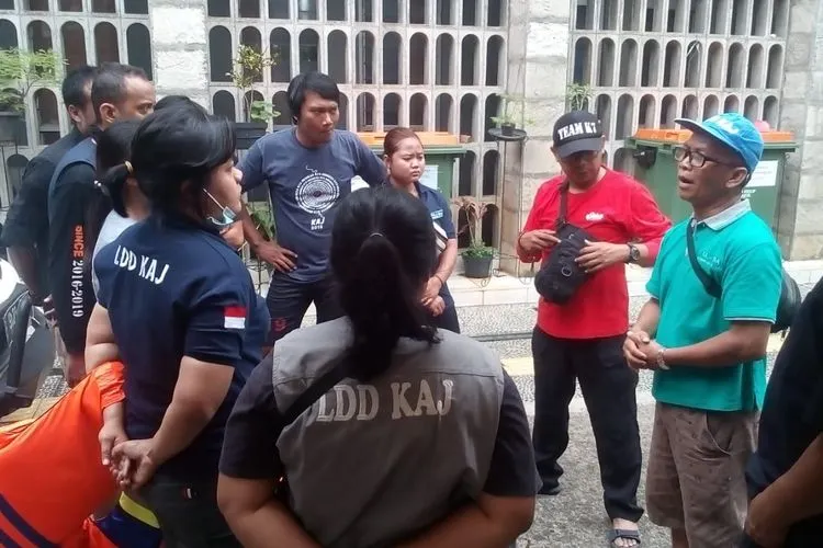 Tim Lembaga Daya Dharma Keuskupan Agung Jakarta siap menyalurkan bantuan dan memberi pertolongan kepada korban banjir Jabodetabek.