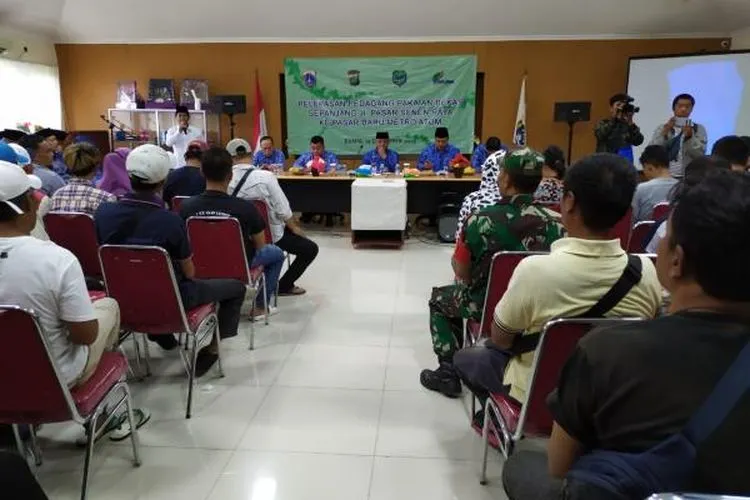 Wali Kota Jakarta Pusat Bayu Meghantara saat Pelepasan Relokasi PKL Pakaian Bekas Pasar Senen di Kantor Kelurahan Senen (pusat.jakarta.go.id)