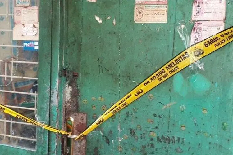 Rumah tersangka di kawasan Sawah Besar, Jakarta Pusat yang menjadi lokasi pembunuhan tampak telah diberi garis kuning polisi, Jumat (6/3/2020).