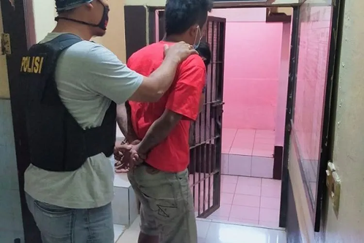 SH saat digelandang ke Polsek Dayeuhkolot, Bandung