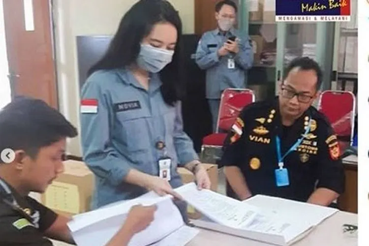 Petuas Bea Cukai tengah memeriksa berkas-berkas kepabeanan Putra Siregar (dok Instagram Kanwil Bea Cukai Jakarta)