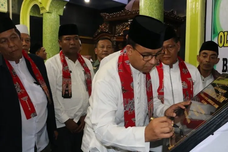 Gubernur Anies Baswedan menandatangani prasasti peresmian Masjid At-Taqwa di Kelurahan Rawa Terate (timur.jakarta.go.id)