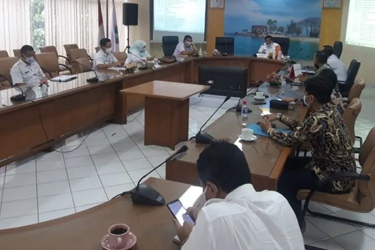 pemkab kepulauan seribu melakukan rapat / pulauseribu.jakarta.go.id