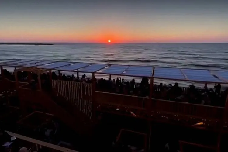 Sunset di Maldive Gaza, restoran dan kafe dengan suasana Maladewa di Gaza. (REUTERS)