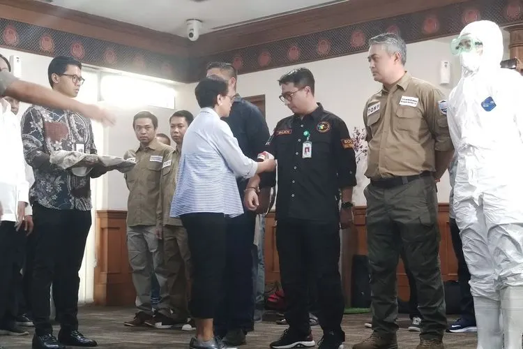 Menteri Luar Negeri, Retno Marsudi, melepas tim evakuasi WNI di Wuhan, Hubei, China di Terminal I VIP Bandara Soekarno-Hatta, Tangerang, Banten, Sabtu (1/2/2020). (Kompas.com/Ihsanuddin)