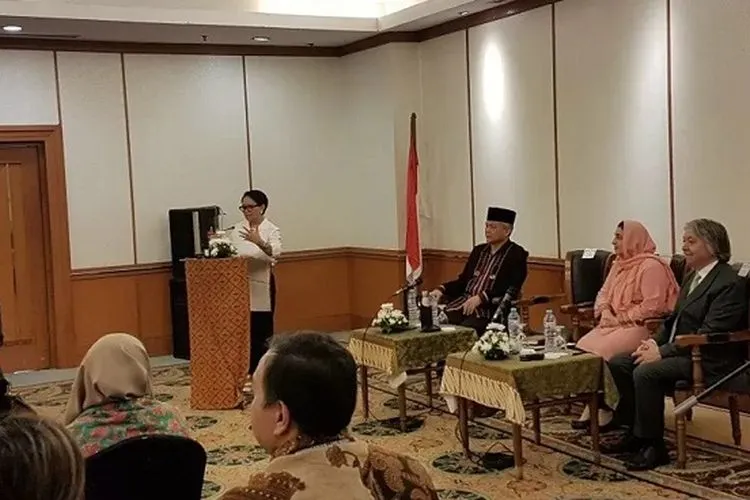 Menteri Luar Negeri, Retno Marsudi saat membuka Dialogue of the Role of Women in Building and Sustaining Peace: Women as Agent of Peace and Prosperity, yang diikuti 38 perempuan Afghanistan (Antara - Yashinta Difa)