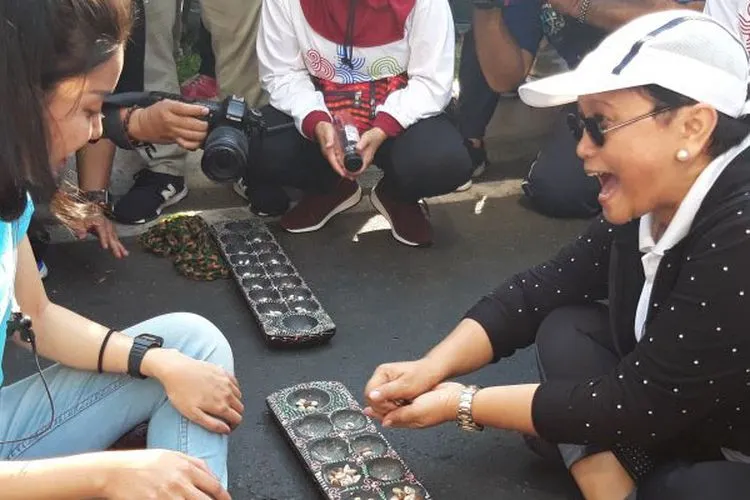 Menteri Luar Negeri Retno Marsudi bermain congklak di Pekan Kebudayaan Nasional, Istora Senayan, Jakarta, Minggu (6/10/2019)/Antaranews