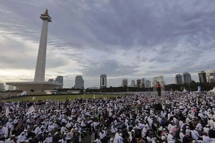 Puluhan ribu orang berkumpul dalam Reuni Akbar Alumni 212 di lapangan Monas, Jakarta. (CNN Indonesia/Adhi Wicaksono)