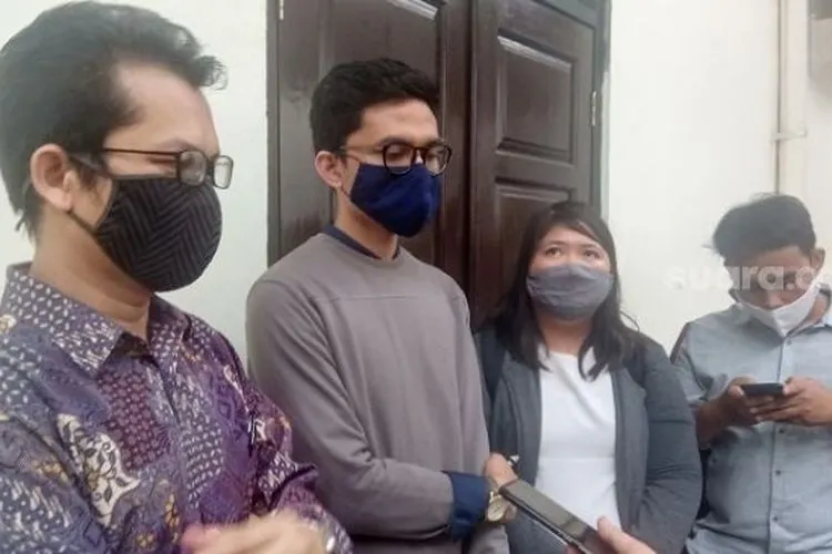 Pegiat demokrasi Ravio Patra seusai gugatan praperadilan ditolak hakim PN Jakarta Selatan. (Suara.com/Arga).